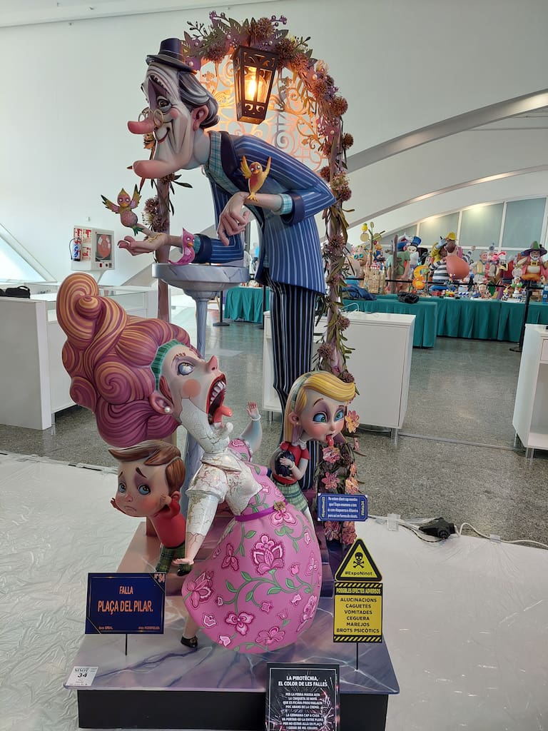 La Exposición del Ninot de las Fallas 2023 abre sus puertas con 750 figuras que rebosan diseño y sátira. Todas ellas quieren salvarse de las llamas gracias al voto popular.
