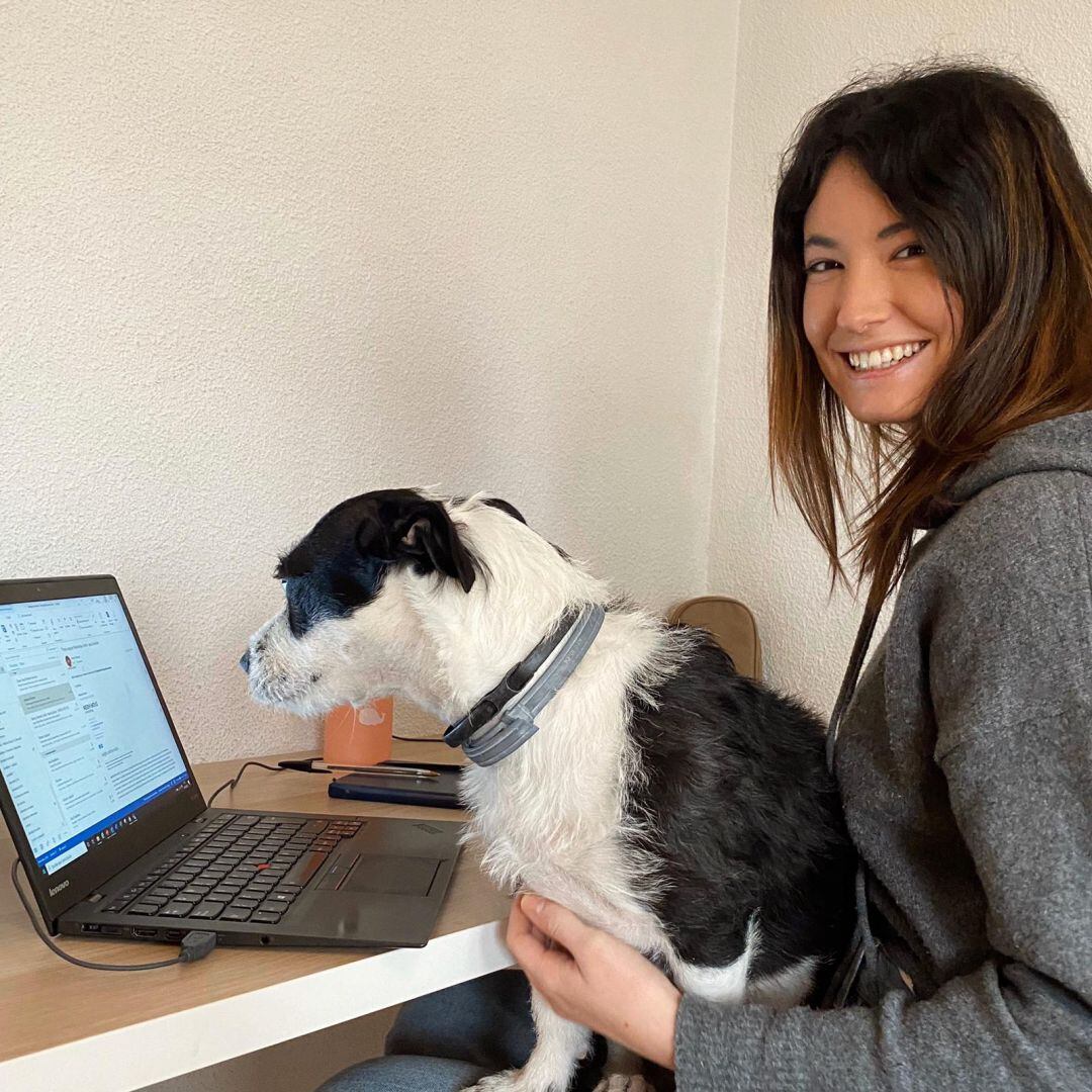 María con su perrita Maki