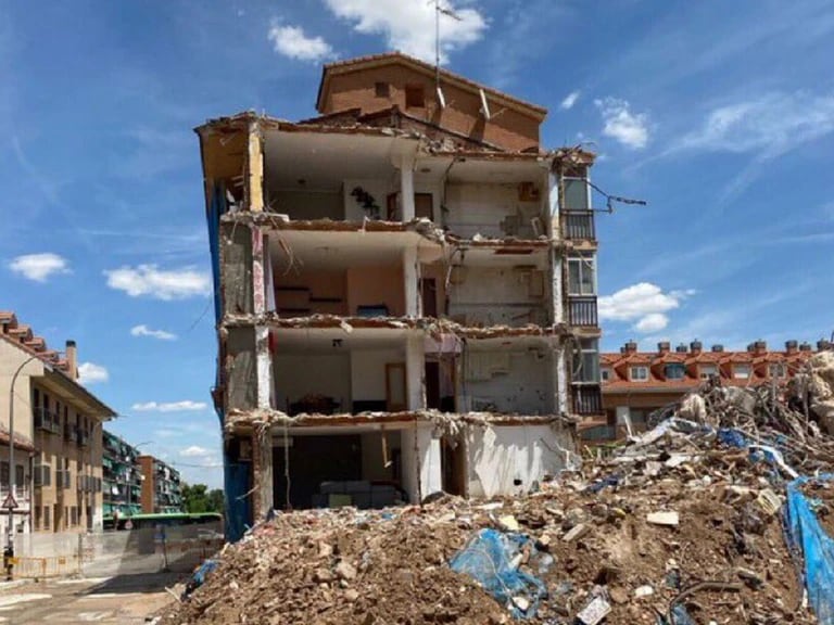 Edificio derribado por el conflicto de la línea 7b de Metro en San Fernando de Henares / Plataforma Afectados por Metro 7b