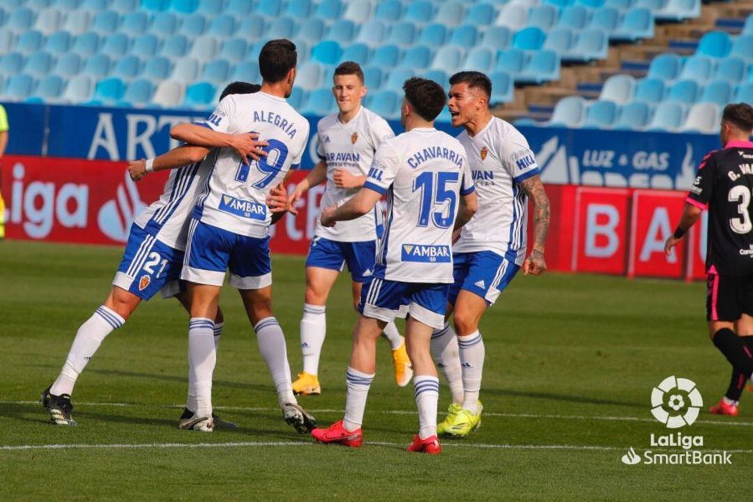 Los jugadores del Real Zaragoza celebran el gol de Álex Alegría