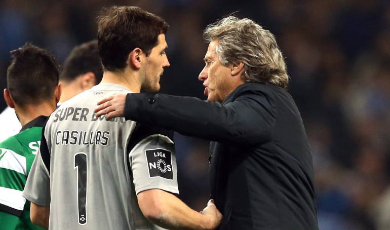 Casillas saluda al técnico del Sporting, Jorge Jesús.