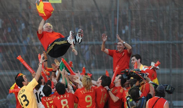 Luis Aragonés, manteado por los jugadores de la selección española.