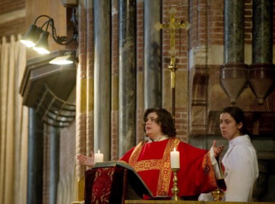 María Vittoria Longhitano durante una misa para su ordenación como la primera mujer sacerdote de Italia