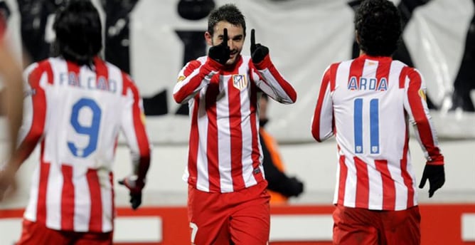 Adrián festeja su gol con Arda Turán y Radamel Falcao