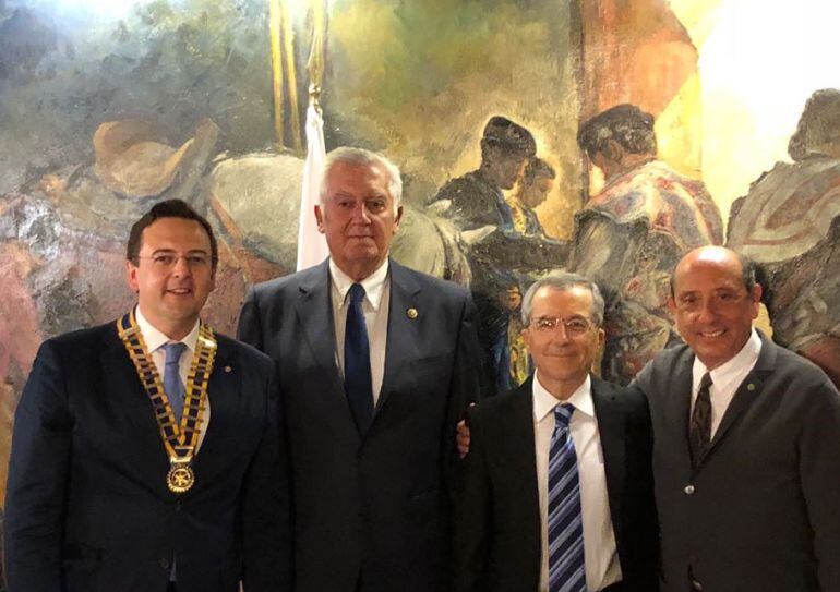 De izquierda a derecha, el Presidente del Club D. Justino López, el responsable de la Comisión de designación D. Eduardo Salinas, el premiado D. Antonio Toledo, y D. Antonio Belmar miembro de la Comisión de designación.