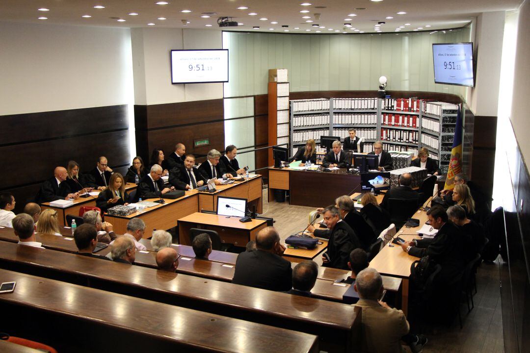 L'inici del judici, minuts abans de ser suspès.