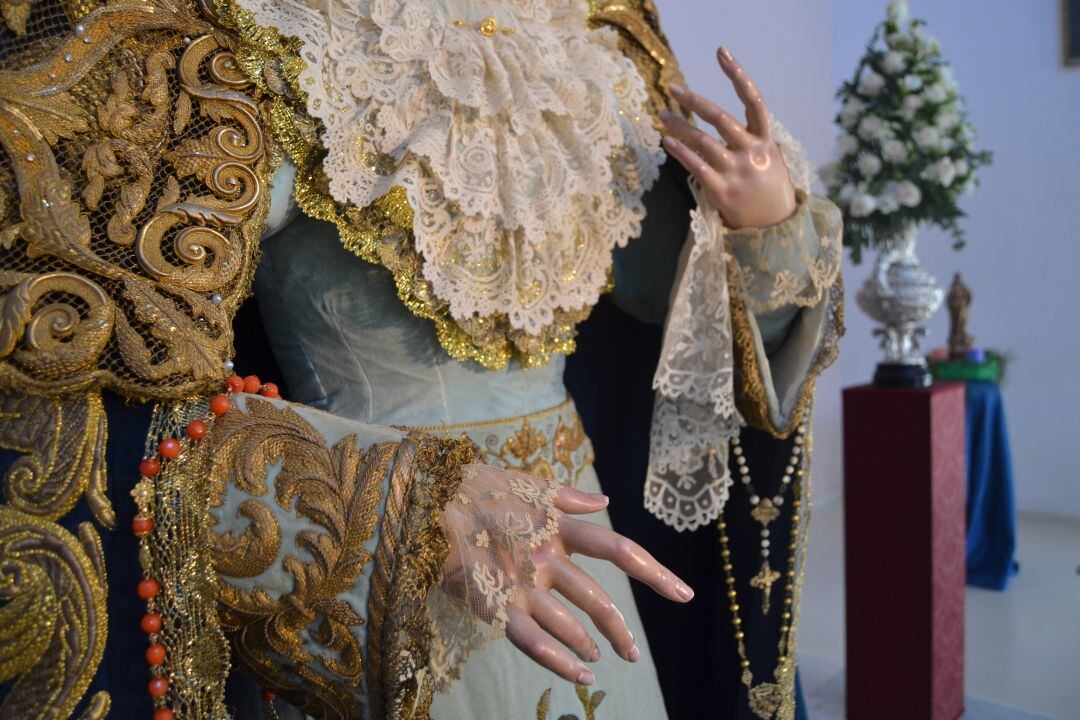 Detalle de las manos de María Santísima del Amparo