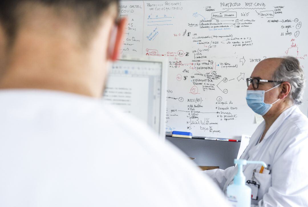 Profesionales sanitarios en el hospital Arnau de Vilanova de València. 