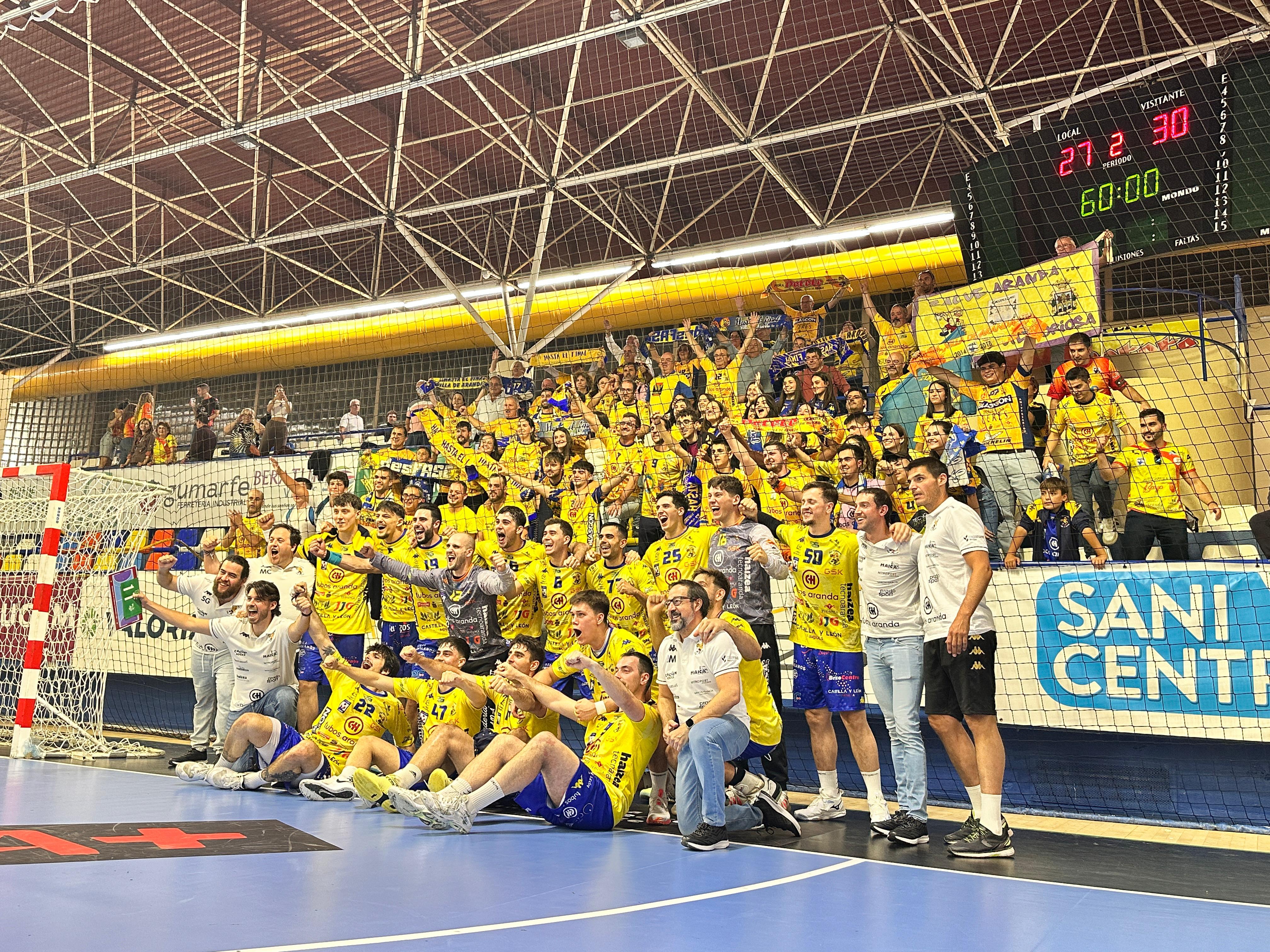 Celebración del triunfo con la afición amarilla