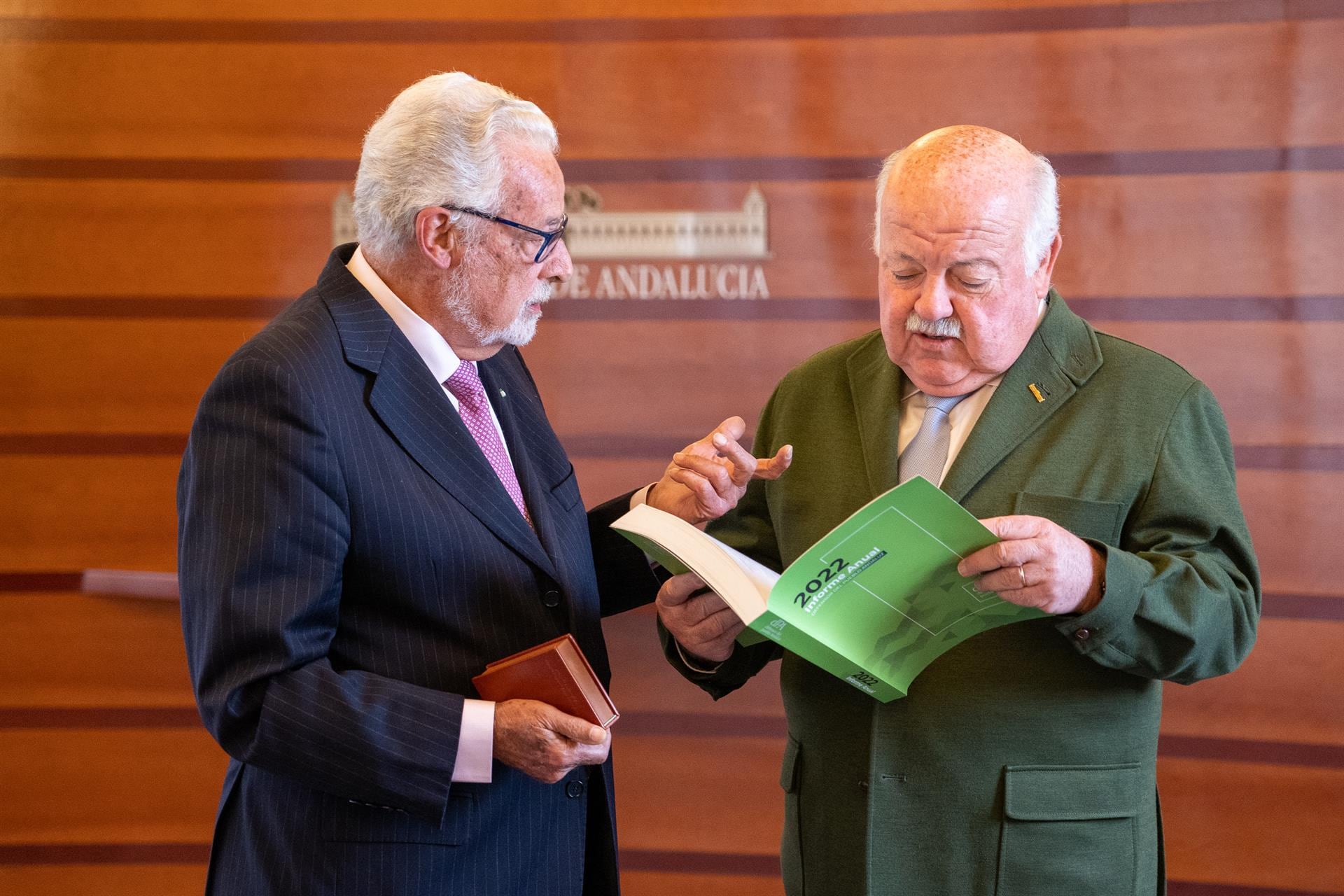 El Defensor del Pueblo Andaluz, Jesús Maeztu, (i) muestra el informe al presidente del Parlamento, Jesús Aguirre, (d), a 30 de marzo de 2023 en Sevilla, (Andalucía, España). - Francisco J. Olmo - Europa Press