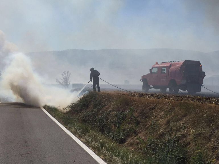 Un bombero sofocando las llamas cerca de Ororbia.