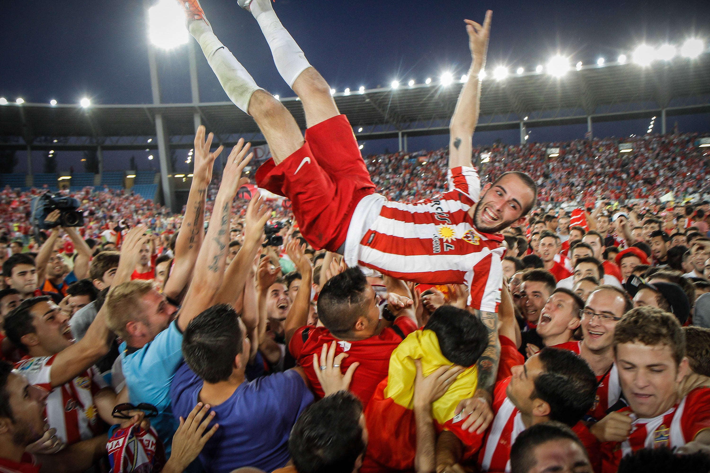 Aleix Vidal celebrando el ascenso del Almería a Primera.