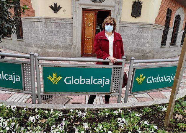 Paloma Salas en las vallas protectoras frente a la sede central de Globalcaja donde idearon poner publicidad