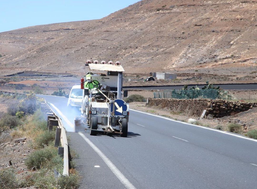 Trabajador en una carretera de Lanzarote