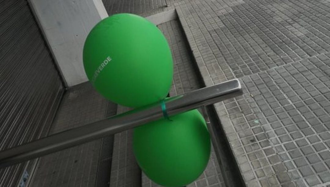 A Coruña amanece con globos verdes en sus calles