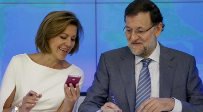 Cospedal muestra un teléfono movil a Rajoy