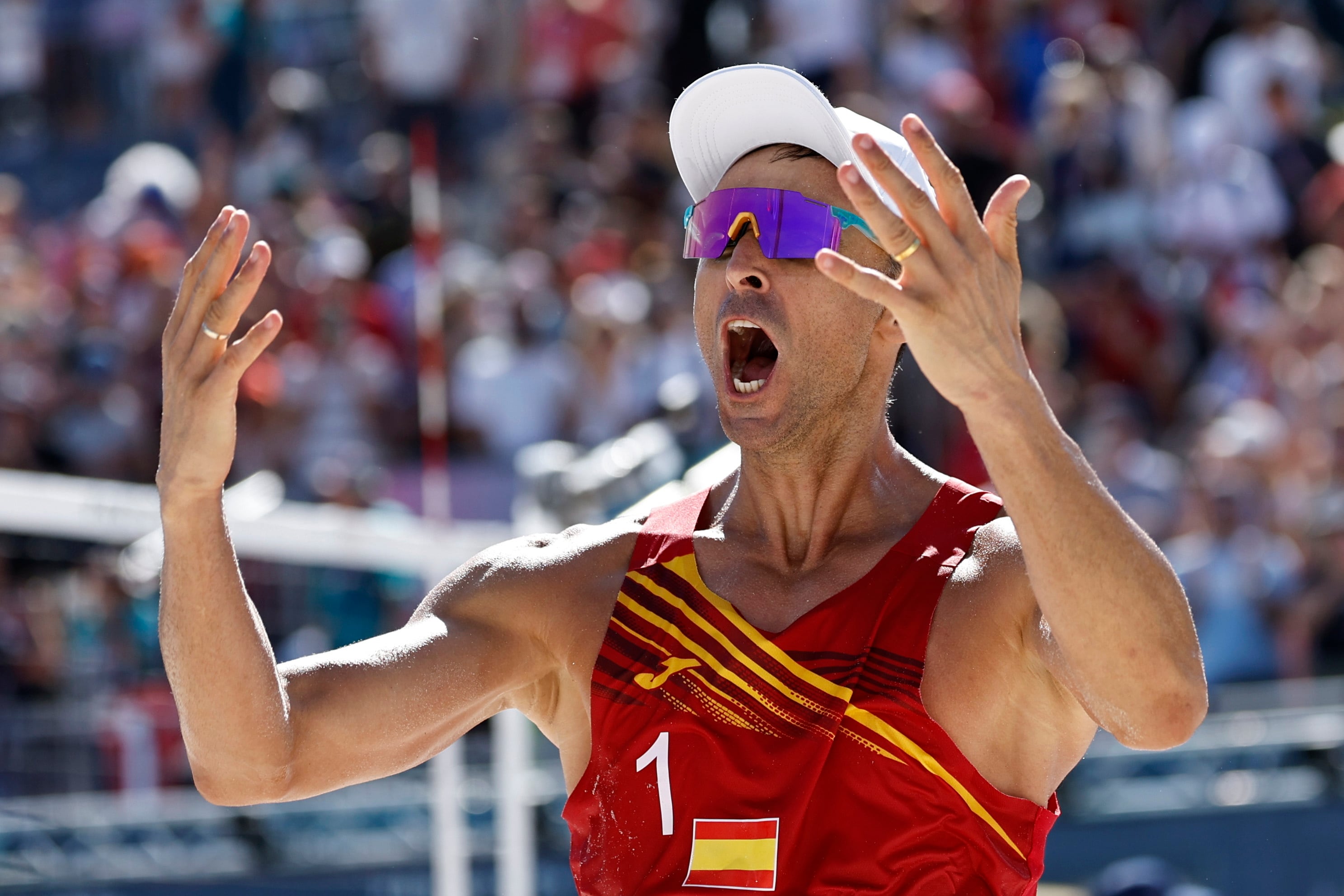 Paris (France), 05/08/2024.- Pablo Herrera Allepuz of Spain celebrates during the Men&#039;s round of 16 match with teammate Adrian Gavira Collado against Michal Bryl and Bartosz Losiak of Poland in the Beach Volleyball competitions in the Paris 2024 Olympic Games, at the Eiffel Tower in Paris, France, 05 August 2024. (Francia, Polonia, España) EFE/EPA/RITCHIE B. TONGO
