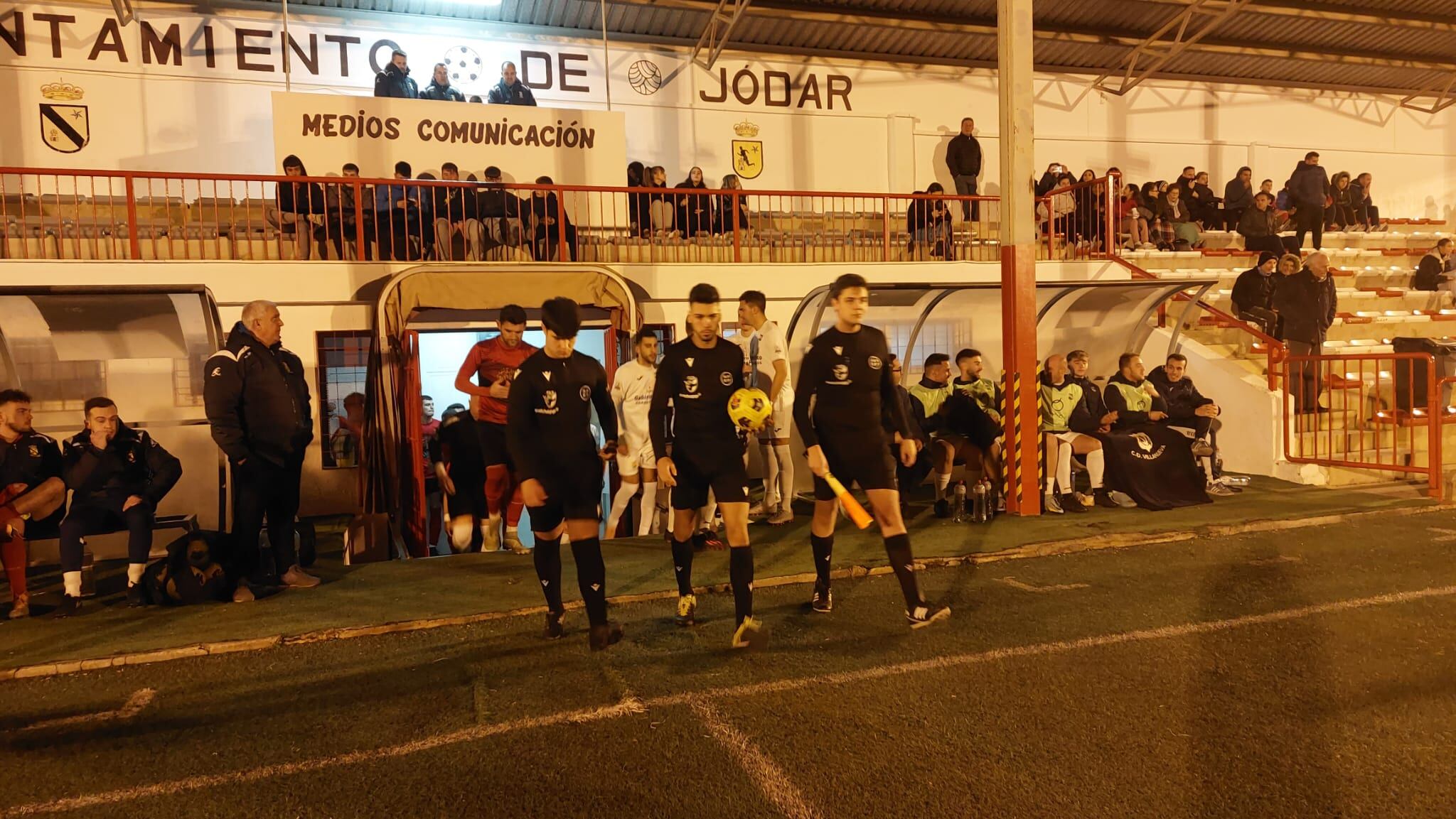 El trío arbitral al altar al terreno de juego, en el Municipal &#039;Francisco Herrera Cueva&#039; de Jódar