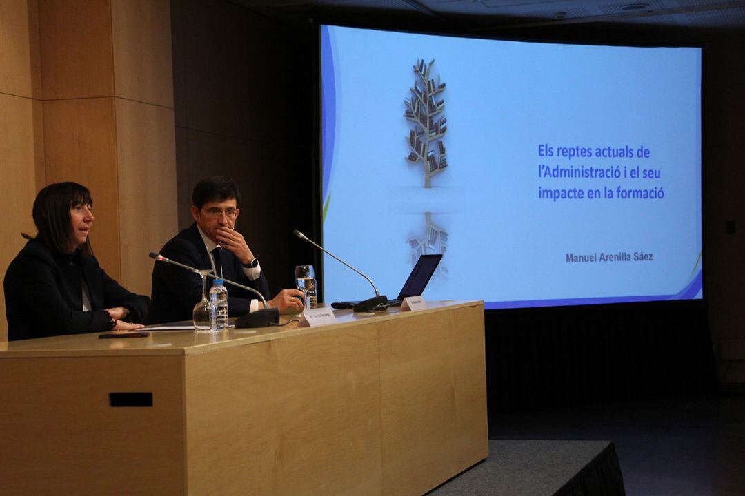 La ministra de Funció Pública i Reforma de l'Administració, Eva Descarrega, i el professor Manuel Arenilla durant la conferència.