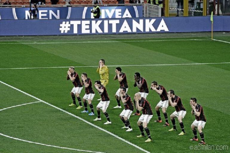 Actores vestidos con las camisetas rossoneras bailan la &#039;haka&#039;.