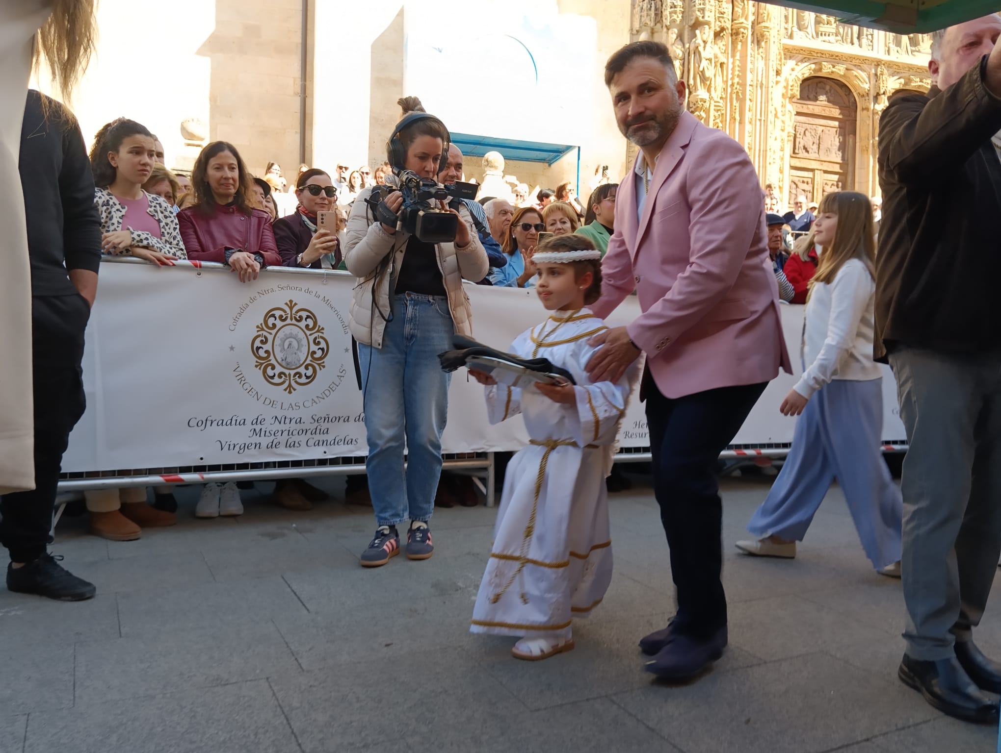Lía, con su padre, José Antonio, antes de empezar la procesión conjunta de los dos pasos
