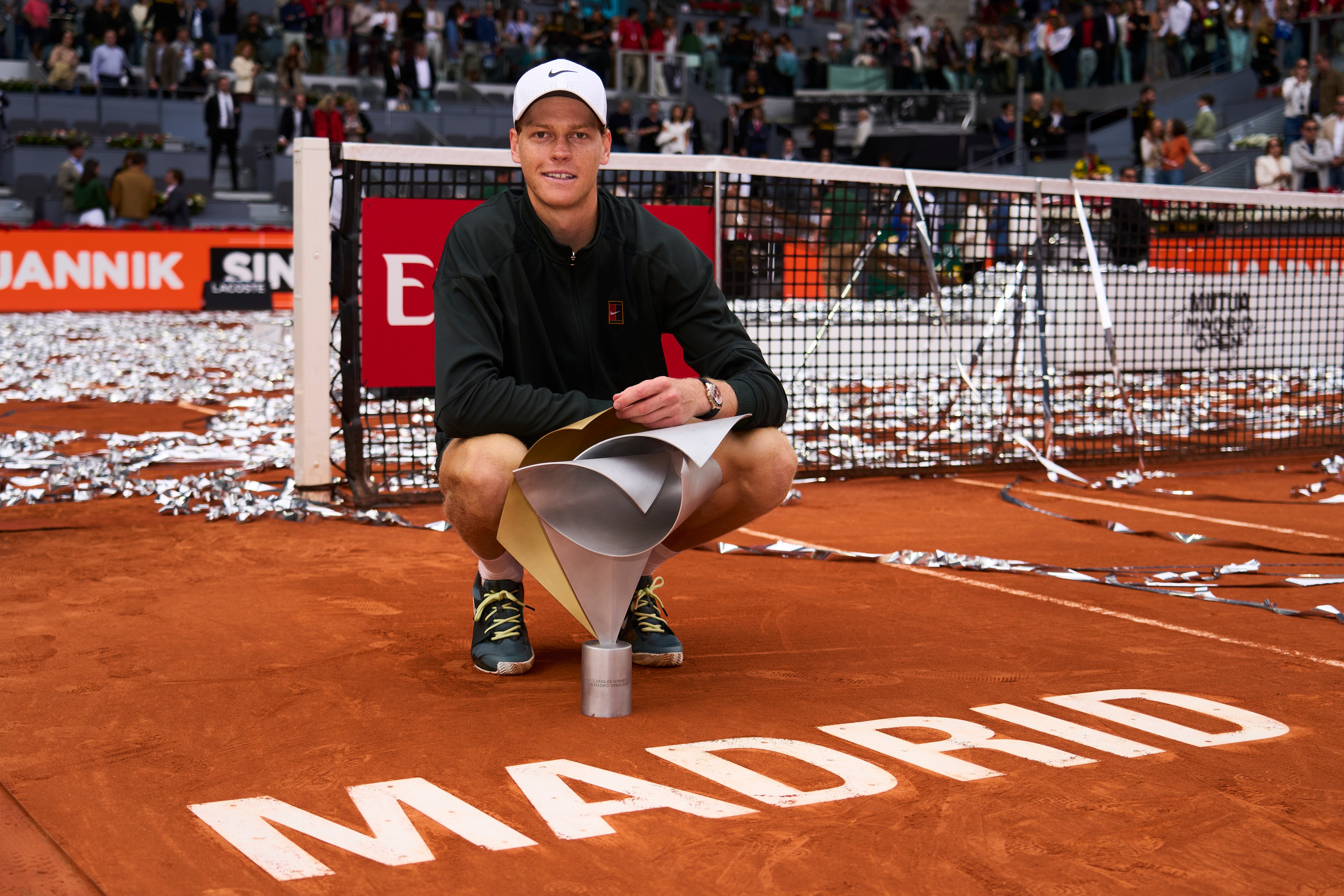 Jannik Sinner posa como campeón del Mutua Madrid Open 2026