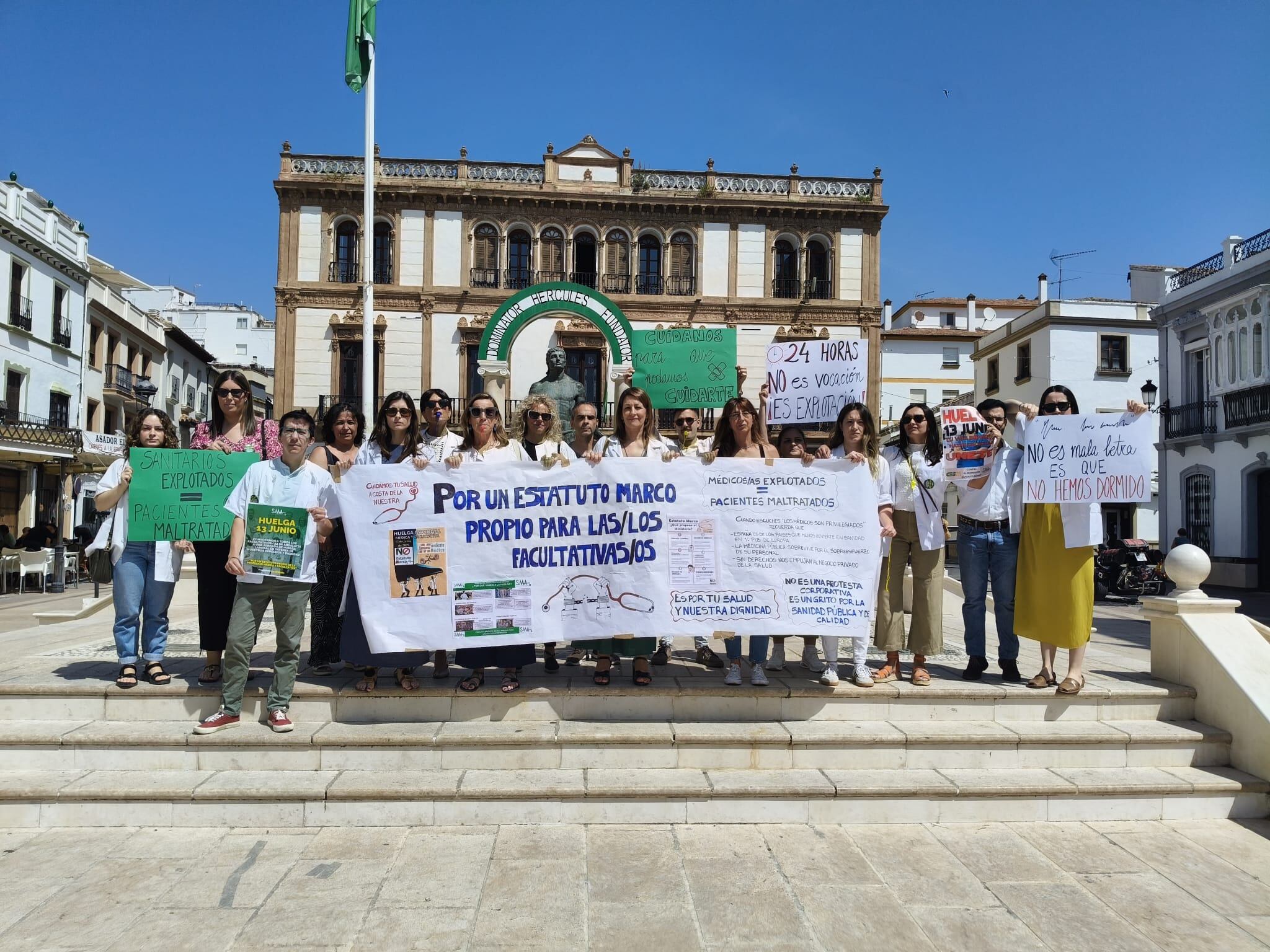 Concentración de algunos médicos de Ronda en la plaza del Socorro