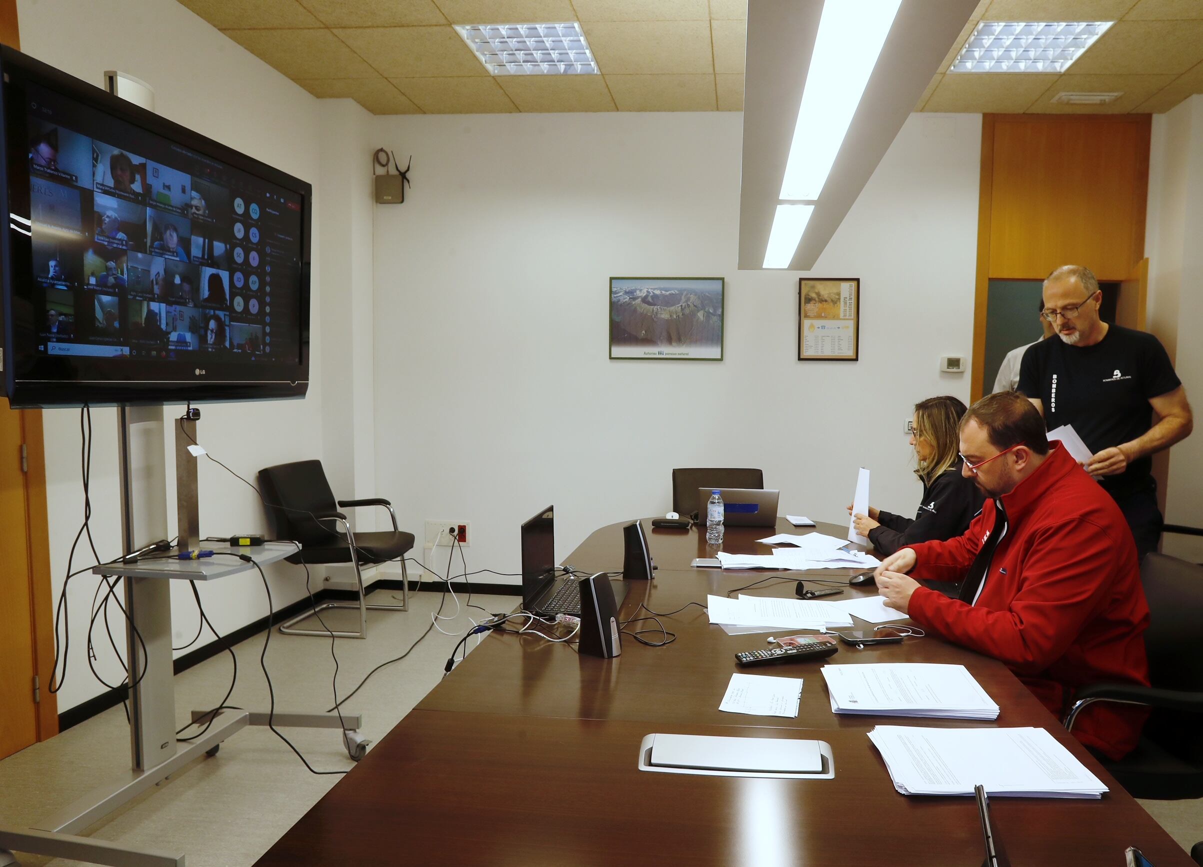 Adrián Barbón durante la reunión telemática con los alcaldes de los concejos afectados por los incendios