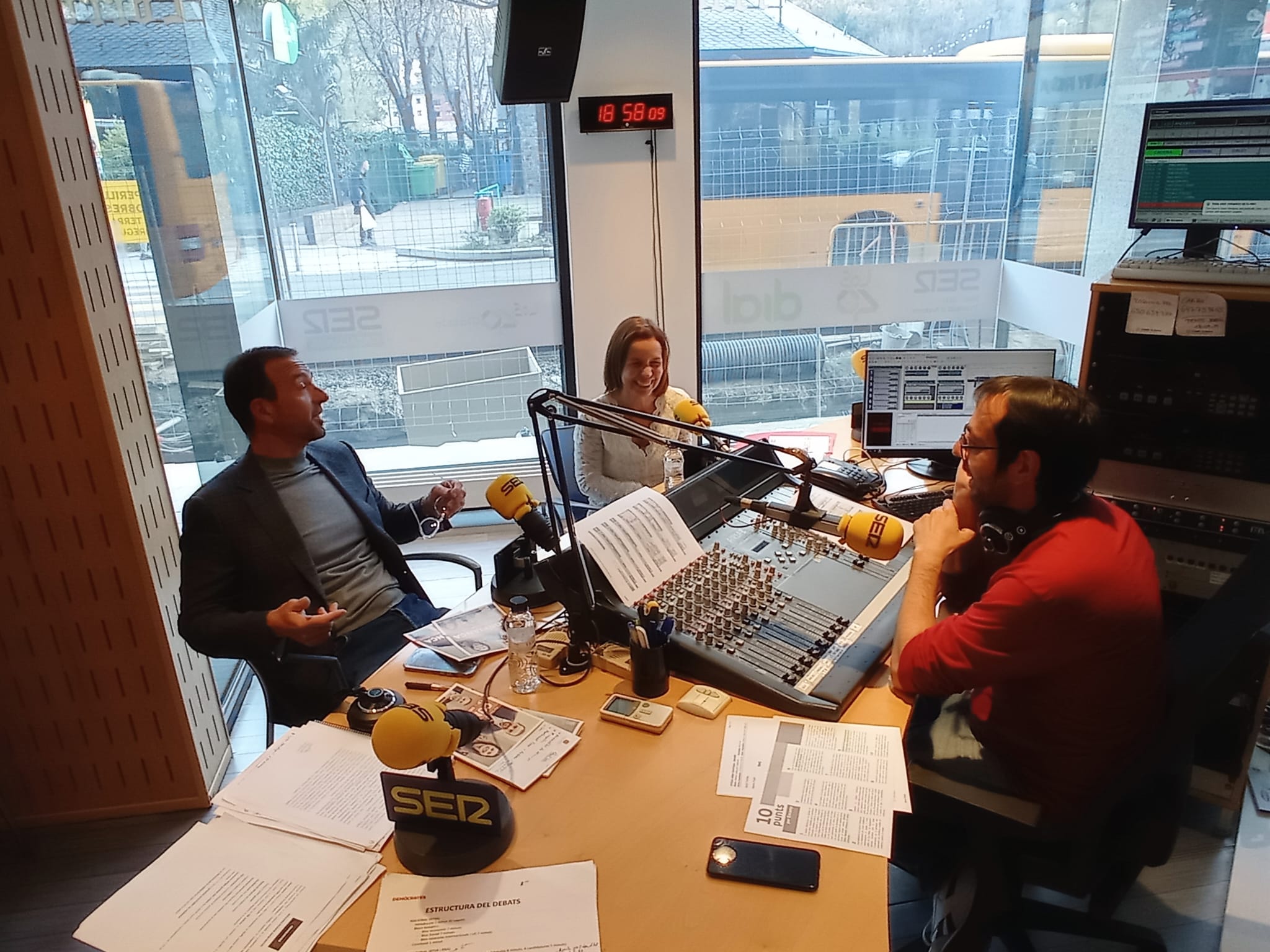 Jordi Torres i Marta Pujol, amb Arnald Sanllehy durant el debat de les territorials d'Encamp al programa El Balcó de Ràdio Ser Principat d'Andorra.
