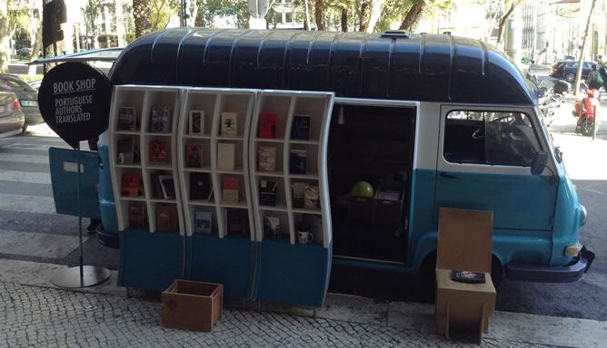 La 'furgo-librería' Tell a Story, con obras portuguesas traducidas a varios idiomas.