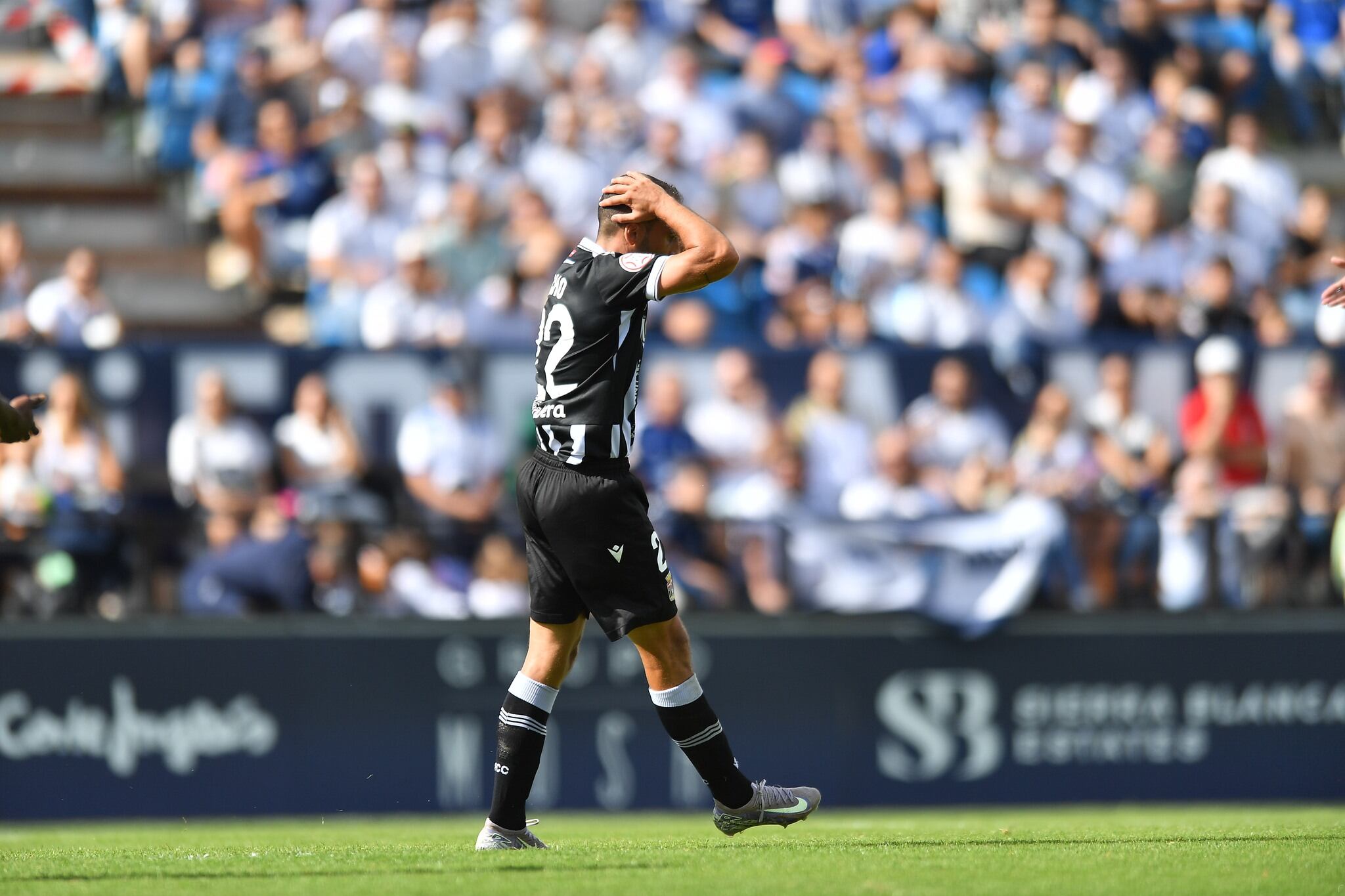Nacho Martínez se lamenta tras una acción en el partido contra el Marbella
