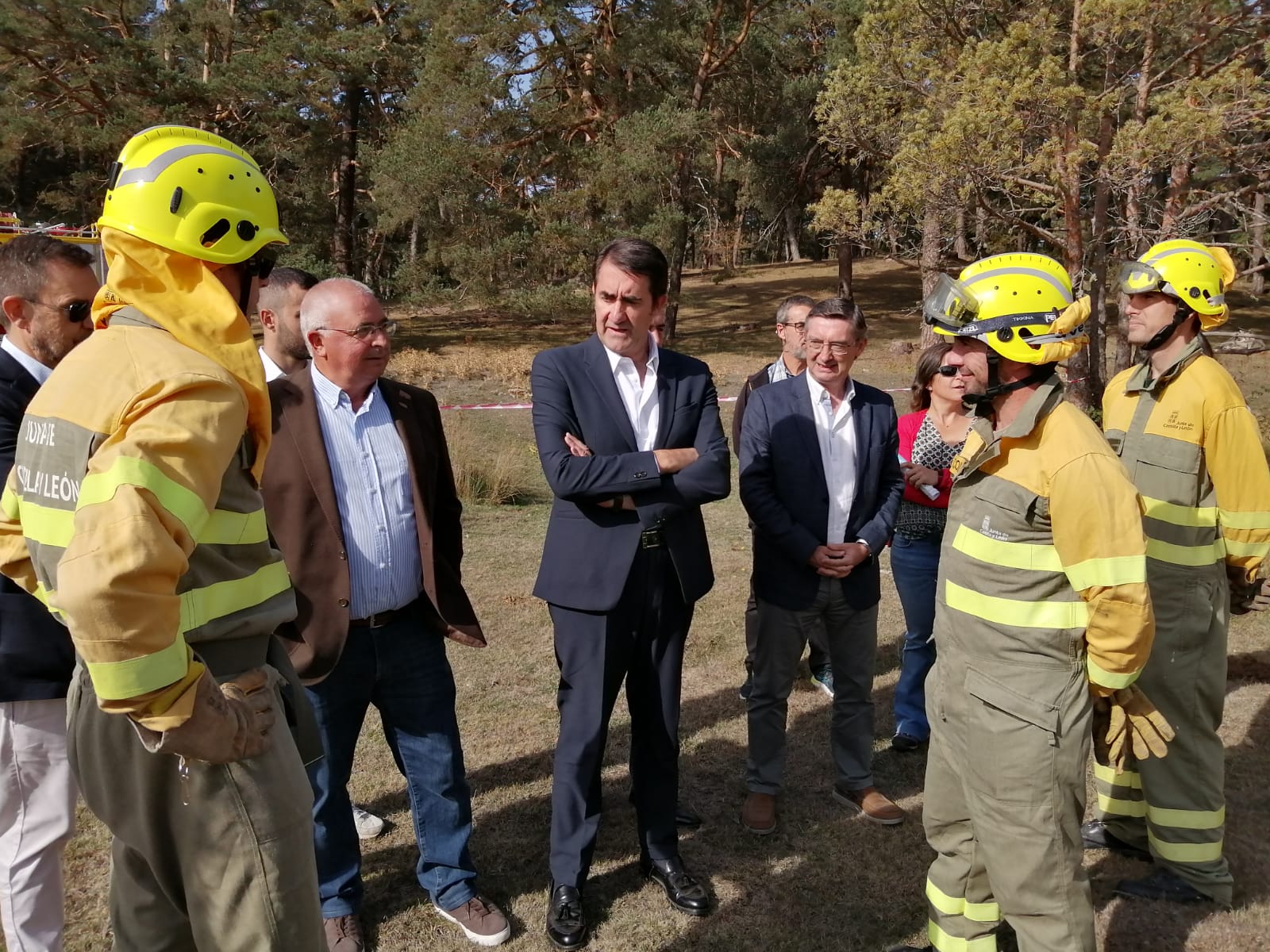 El alcalde de Cabrejas del Pinar, Fidel Soria, y el consejero de Medio Ambiente, Juan Carlos Suárez Quiñones, conversan con bomberos forestales.