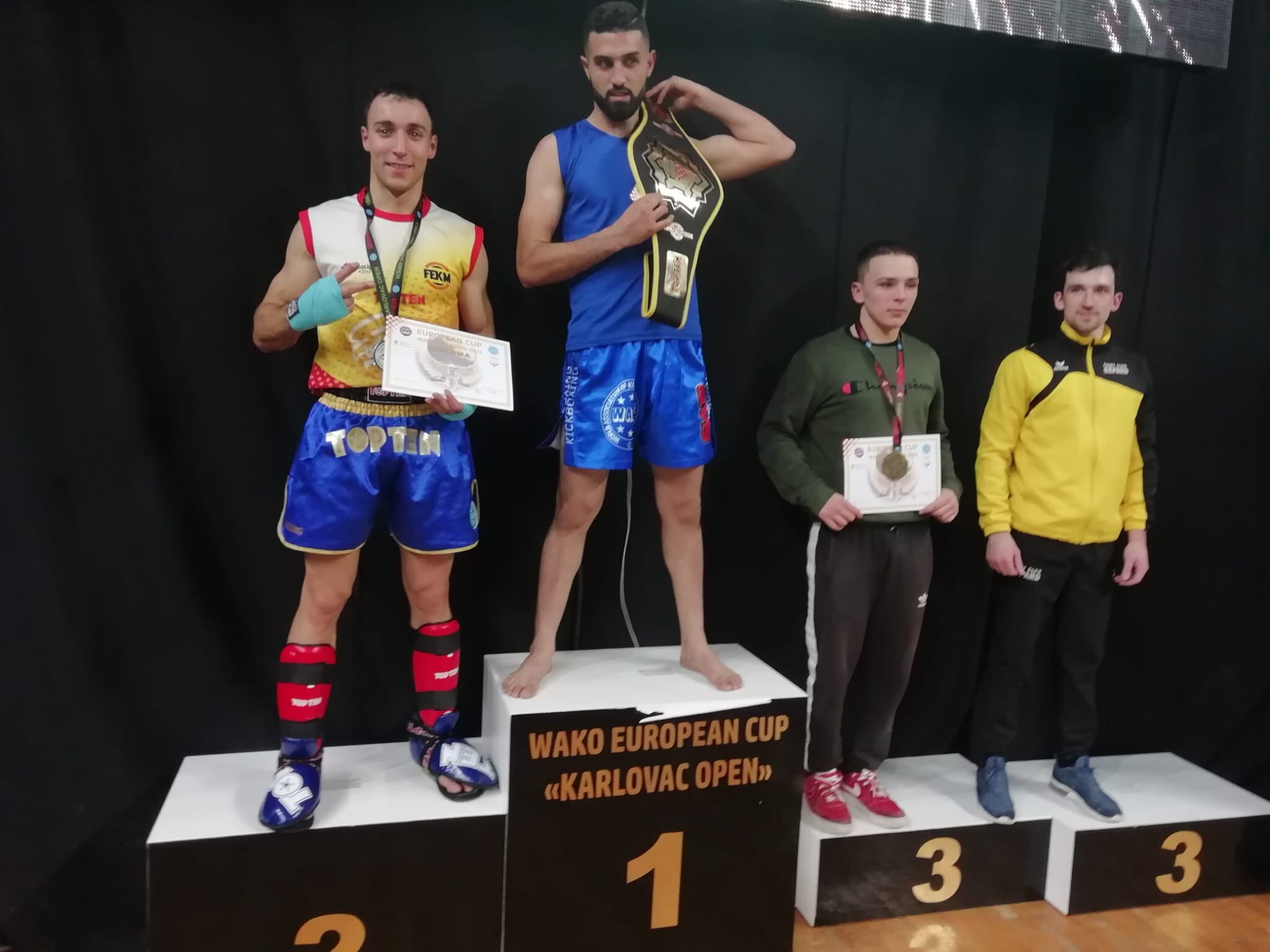 El segoviano Sergio de Diego, a la izquierda, consigue la plata en el Open de Croacia de kick-boxing