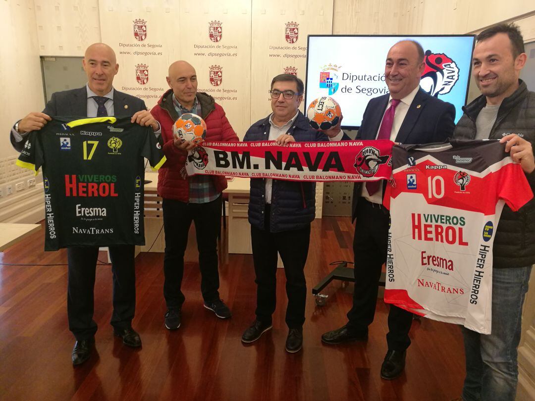 Representantes del balonmano Nava y de la entidad provincial durante la firma del convenio de colaboración