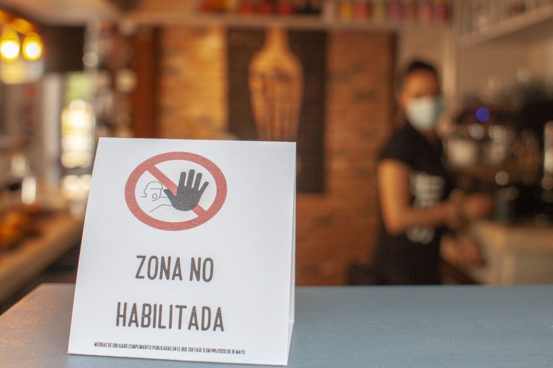 Barra de un bar en Asturias indicando la prohibición de uso. 