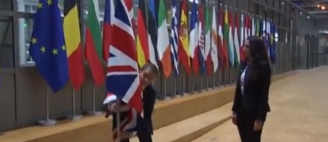 Dos operarios retiran la bandera de Reino Unido en el Parlamento Europeo.