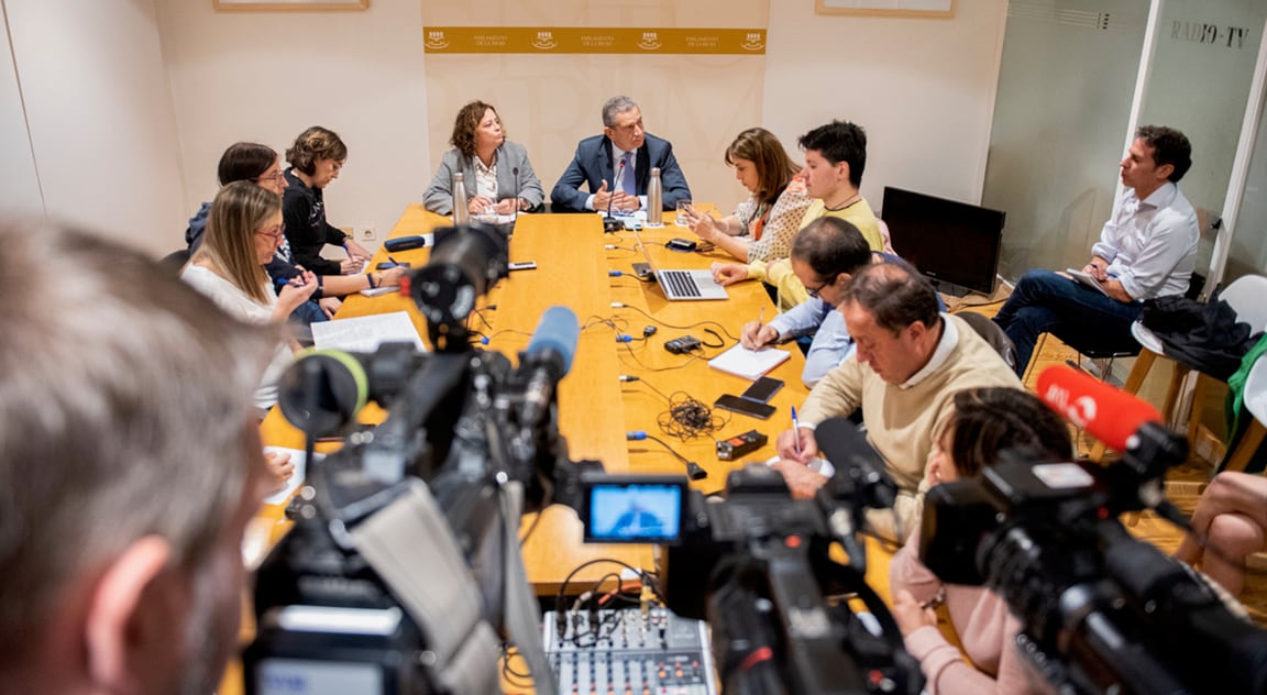 El consejero de Hacienda, Celso González, y la diputada de IU, Henar Moreno, han presentado el acuerdo sobre los presupuestos de La Rioja para 2023.