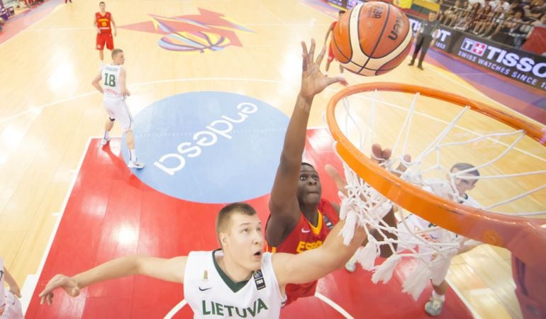 Osas Egihiator lucha por un rebote durante el encuentro por el bronce ante Lituania