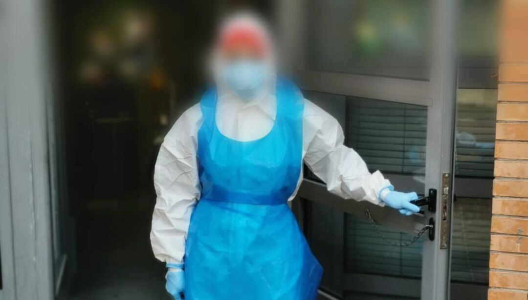 Trabajadora con EPI en el Centro Guadiana de Ciudad Real