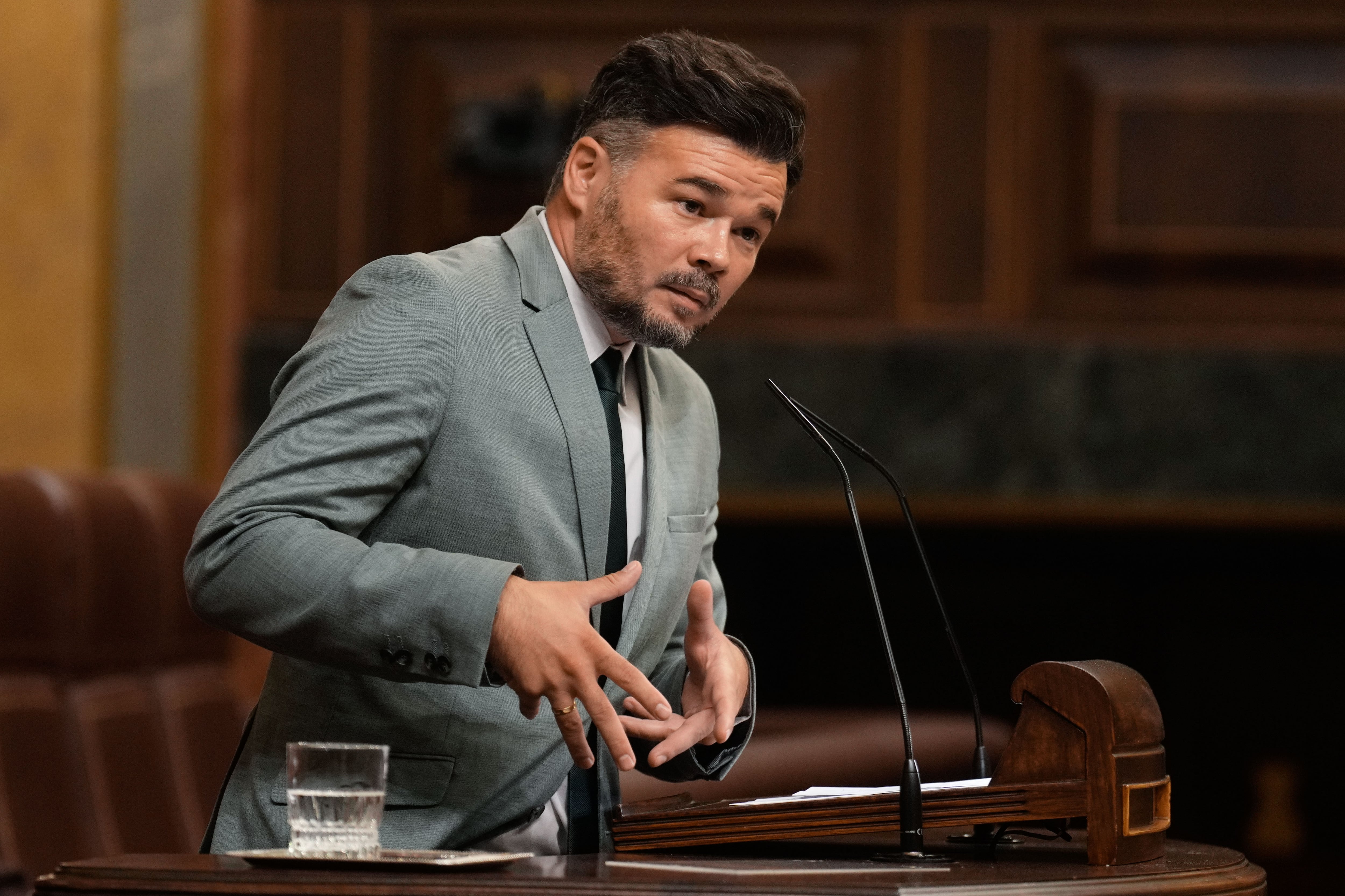 El portavoz de ERC, Gabriel Rufián, interviene desde la tribuna de oradores durante el pleno celebrado en el Congreso de los Diputados