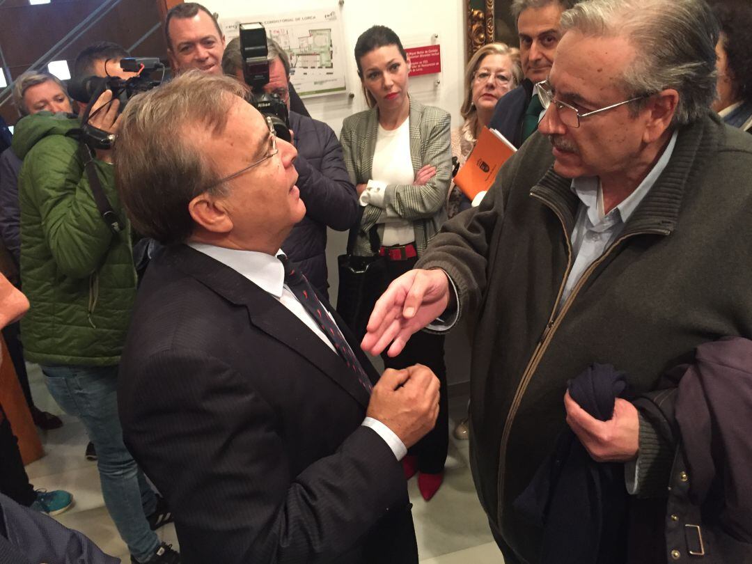 Patricio Valverde, consejero de Fomento, junto a Javier Arrebola, de la Plataforma de Afectados por la Devolución de las Ayudas de los Terremotos