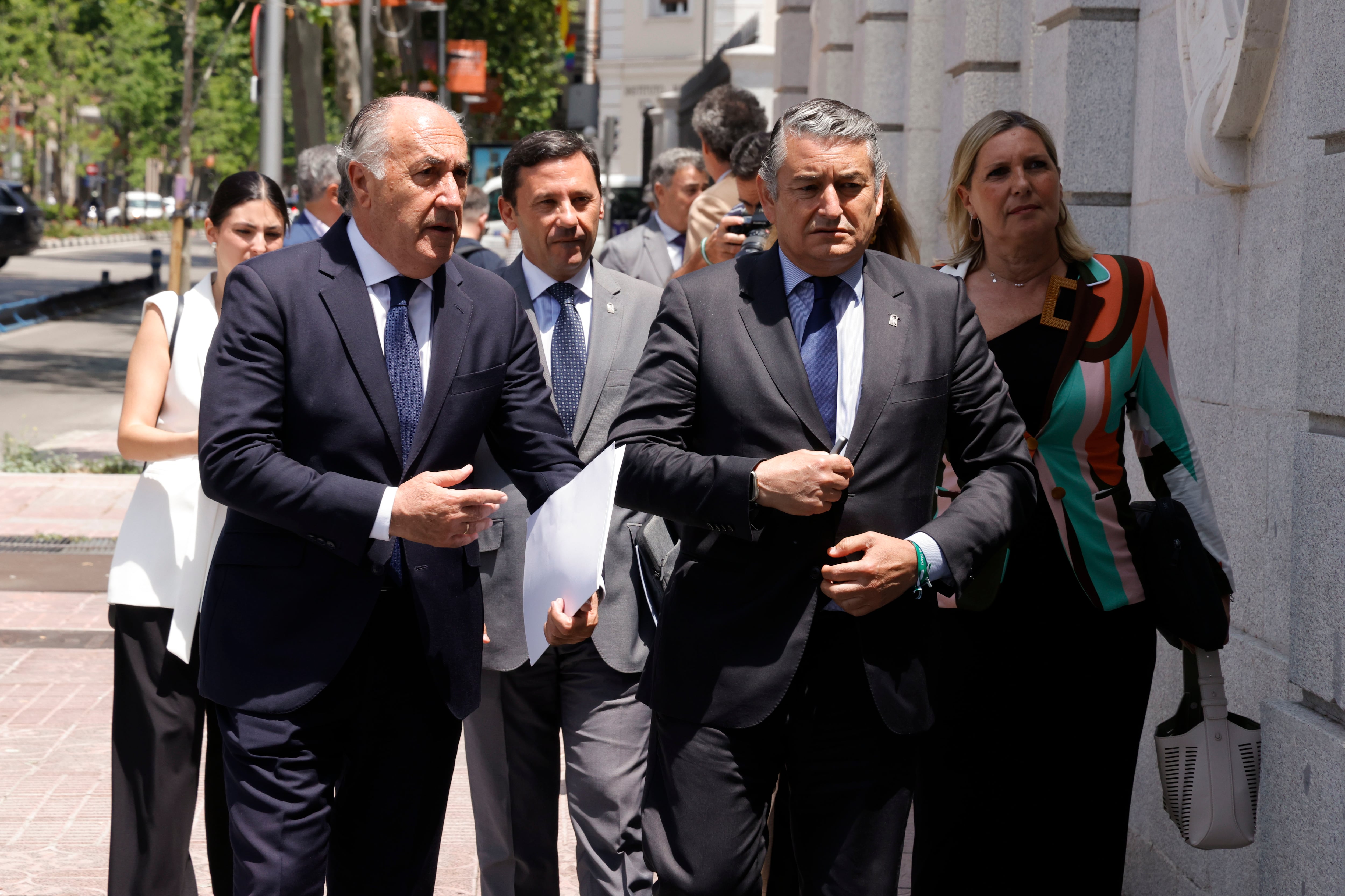 MADRID, 13/06/2025.- El consejero de Presidencia, Interior y Diálogo Social de la Junta de Andalucía, Antonio Sanz (2d), a su llegada este viernes a la sede del Ministerio de Asuntos Exteriores en la plaza del Marqués de Salamanca en Madrid para asistir a la reunión que el ministro de Asuntos Exteriores, José Manuel Albares, ha mantenido con alcaldes del Campo de Gibraltar, representantes de la Junta de Andalucía y asociaciones de trabajadores, empresariales y sociales para explicarles el acuerdo sobre el estatus de Gibraltar en la Unión Europea. EFE/Blanca Míllez