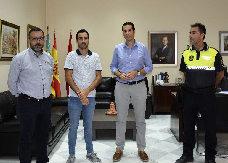 El agente Alejandro A. Sanchiz junto al alcalde, Rubén Alfaro, en su recepción en el Ayuntamiento de Elda 