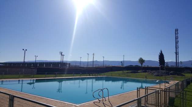 Piscina municipal de verano de la Ciudad Deportiva de La Albuera en Segovia