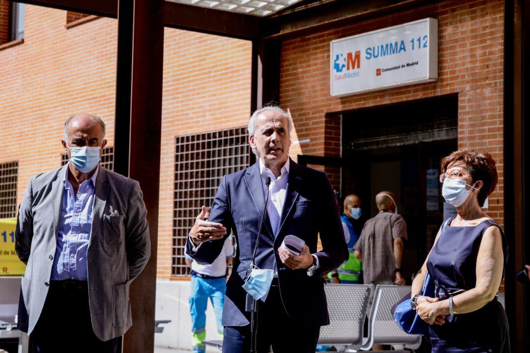 El consejero de Sanidad, Enrique Ruiz Escudero (c), interviene con motivo de su visita al dispositivo organizado durante la jornada de hoy donde realizarán PCR aleatorias a personas de entre 15 a 49 años.