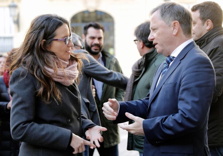 La vicepresidenta del Consell, Mónica Oltra y el Delegado del Gobierno, Juan Carlos Moragues, conversan momentos antes de guardar tres minutos de silencio para condenar el último asesinato por violencia machista de la joven de Villarreal, Andrea Carballo,