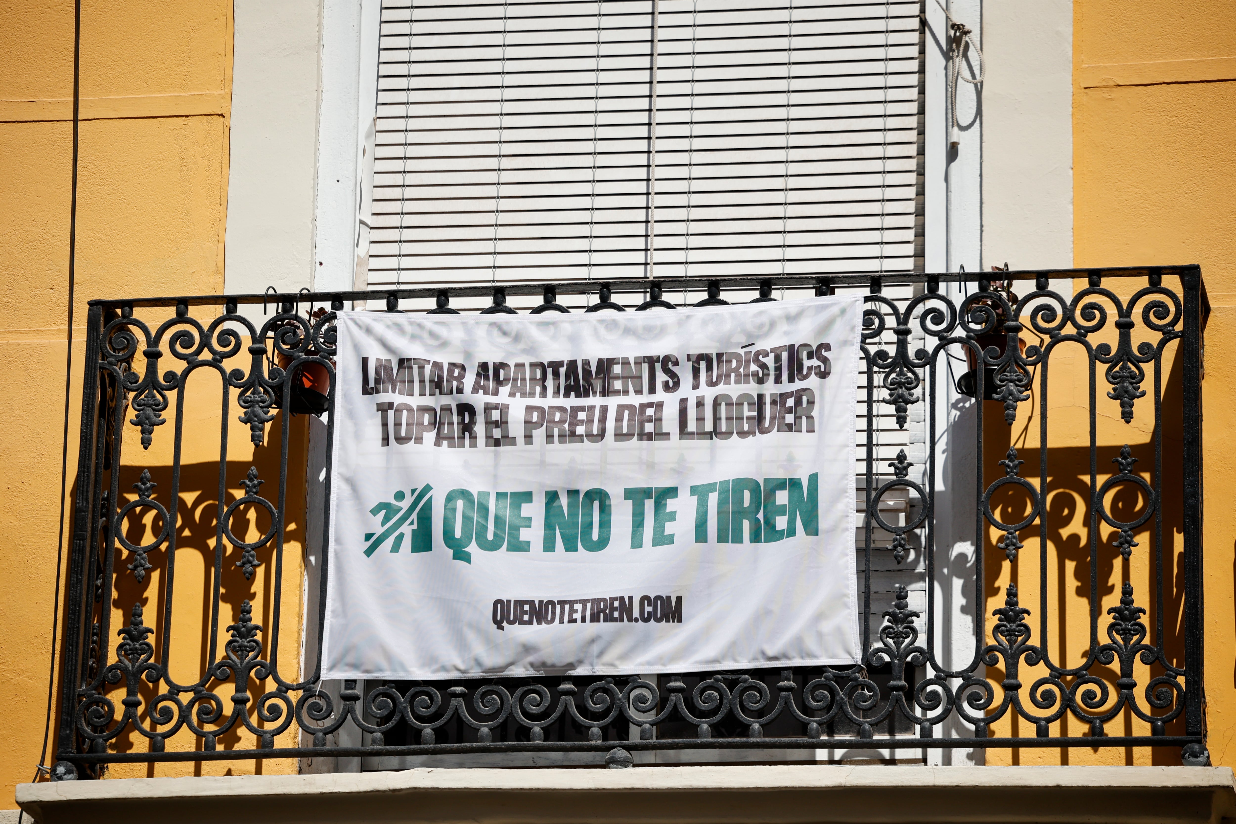 Detalle de un cartel que pide limitar las vivienda turística en el centro de la ciudad cuando la proliferación de los pisos turísticos en España, que coincide con unas cifras turísticas de récord y una escalada en los precios de la vivienda, se ha convertido en un asunto político y social de primer orden para las regiones y municipios más afectados, que están actuando de diferentes maneras para afrontar la situación.