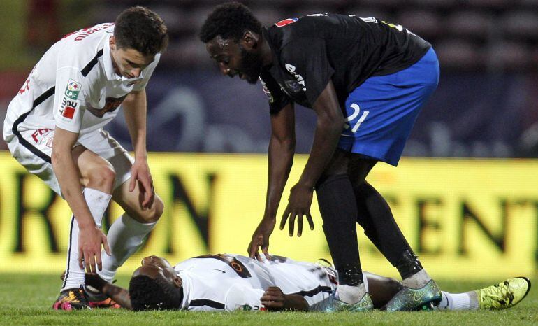 Patrick Ekeng desplomado sobre el césped.