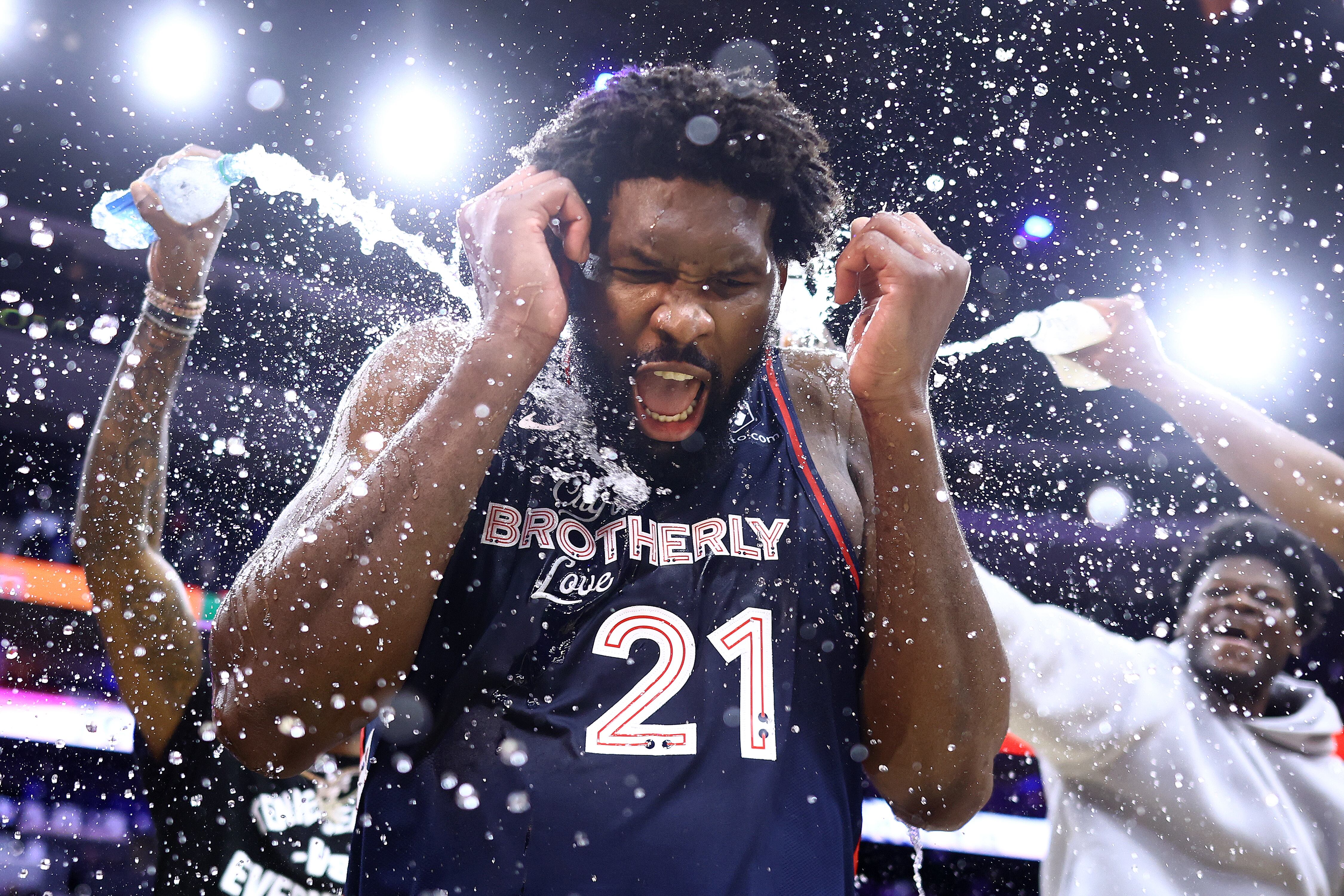 Joel Embiid, jugador de los Philadelphia 76ers, celebra su gran cifra anotadora