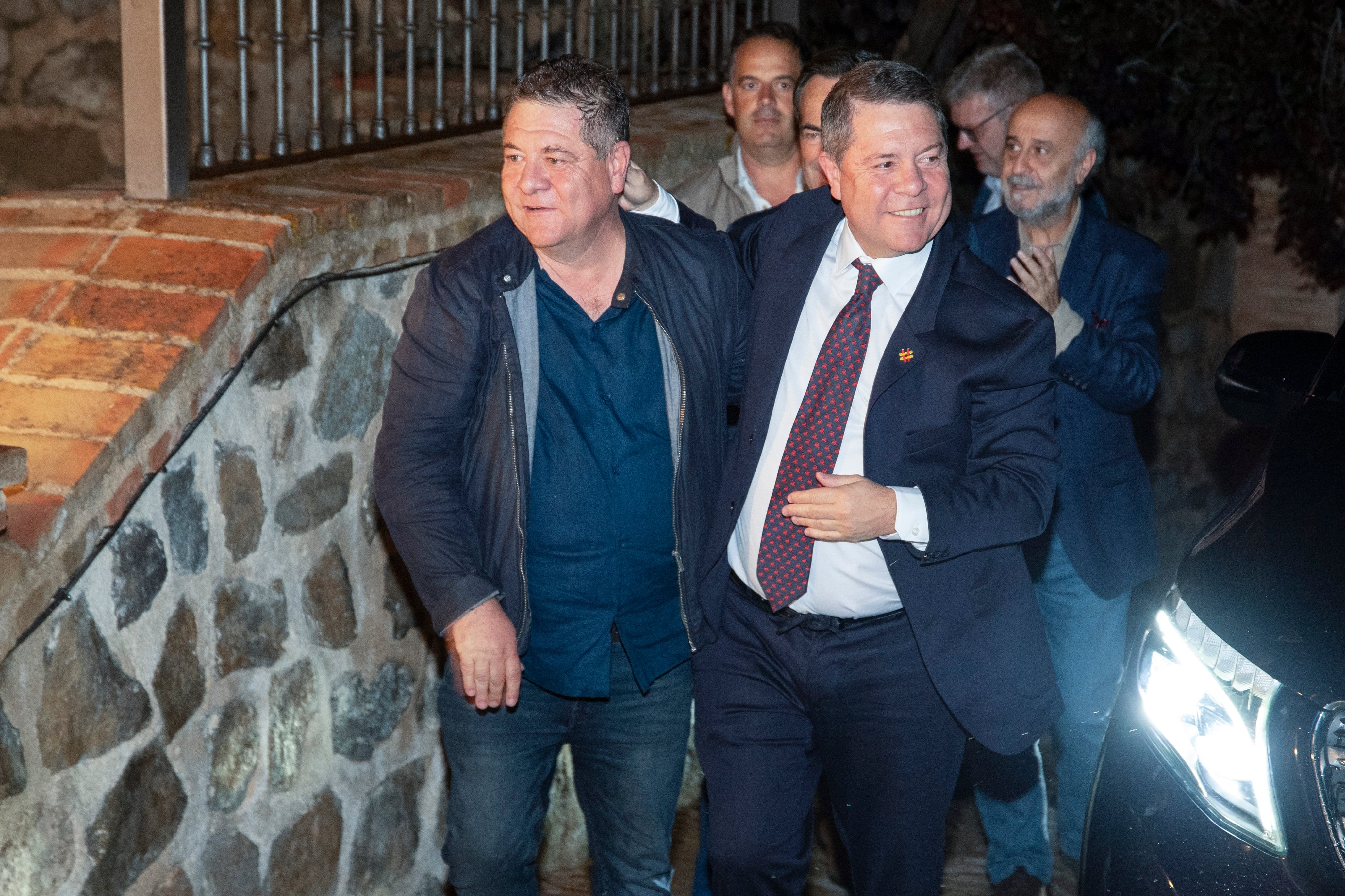 TOLEDO, 07/11/2023.- Fotografía tomada el 28 de marzo de 2023, de Emiliano García-Page (d), junto a su hermano Javier (i), el cual se ha dado de baja en el PSOE porque la deriva del partido en los últimos años y especialmente lo que está pasando en este momento hacen &quot;incompatible&quot; su militancia con este &quot;nuevo PSOE&quot;. EFE/Ismael Herrero
